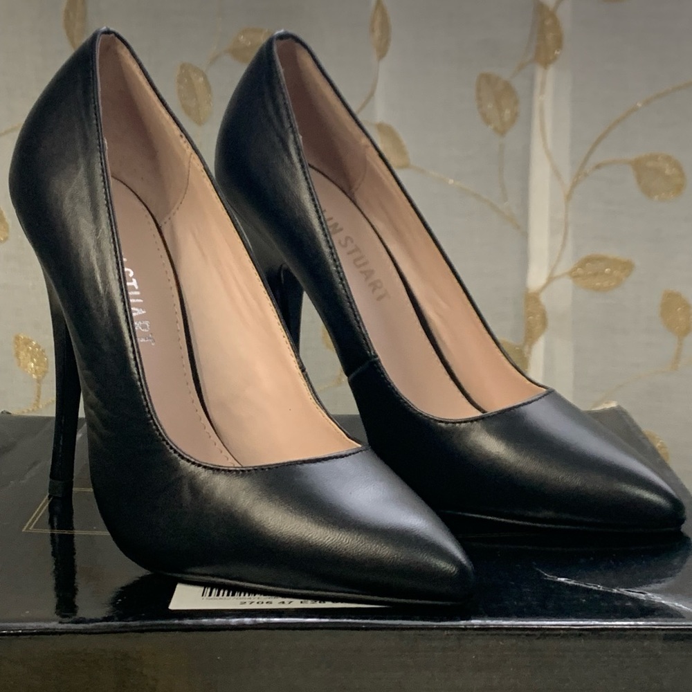 Leather Pumps. Black Colin Stuart 6 1/2.